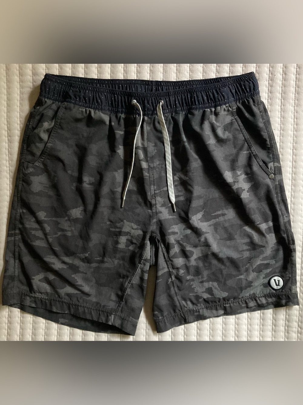 Vuori Kore Shorts Men’s Large Green Camo 7.5” Athletic Gym Yoga Lifting Lined